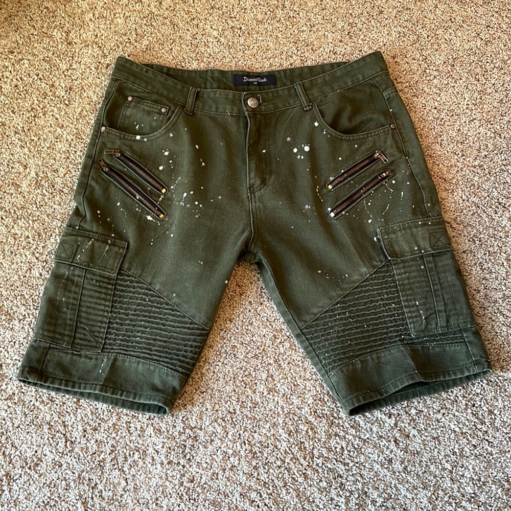Diamond Stash Men’s size 38 cargo shorts.